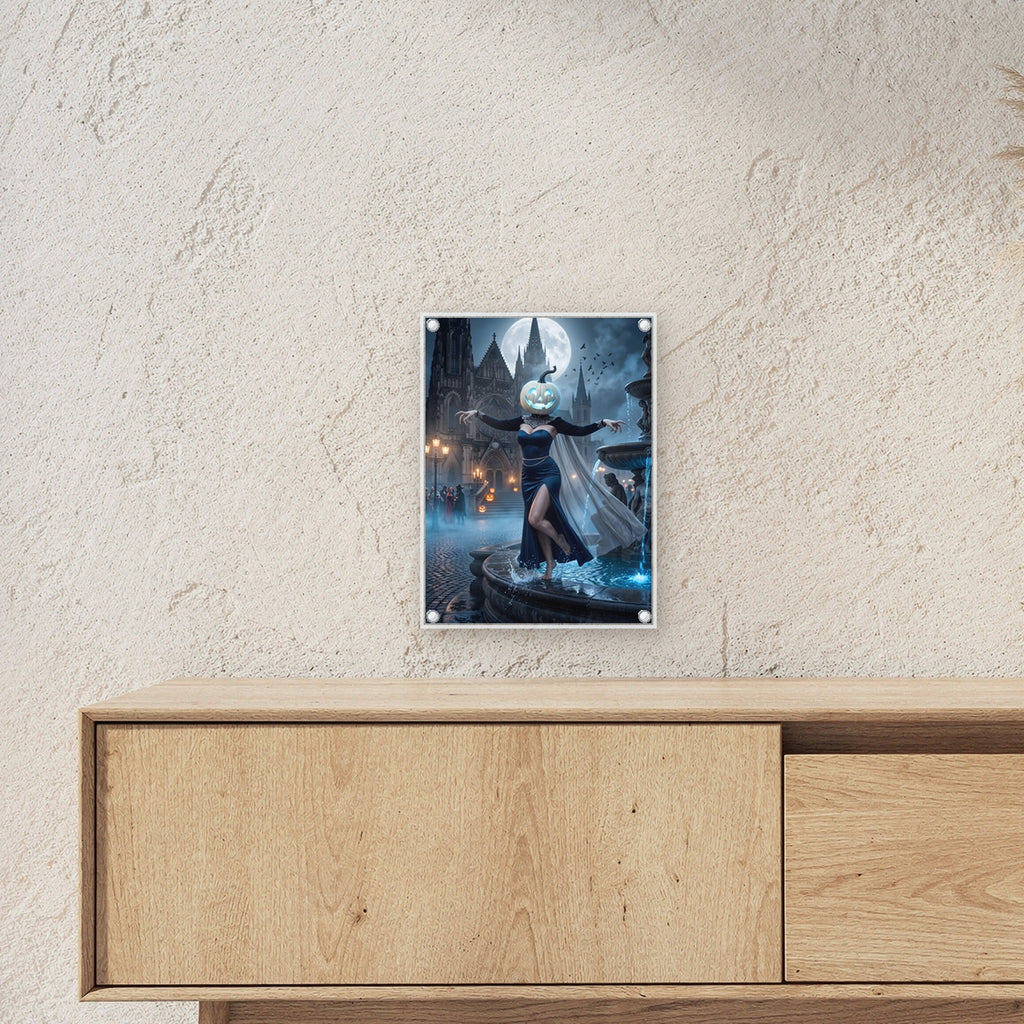 Die Brunnentänzerin – Tänzerin mit leuchtendem Kürbiskopf am Brunnen vor der Kathedrale im Vollmond, auf Acrylglas mit Edelstahl-Abstandshaltern, über einem Sideboard, zeigt die Größe im Raum
