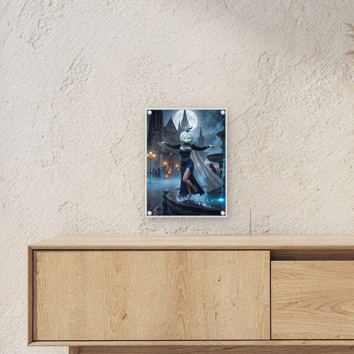 Die Brunnentänzerin – Tänzerin mit leuchtendem Kürbiskopf am Brunnen vor der Kathedrale im Vollmond, auf Acrylglas mit Edelstahl-Abstandshaltern, über einem Sideboard, zeigt die Größe im Raum