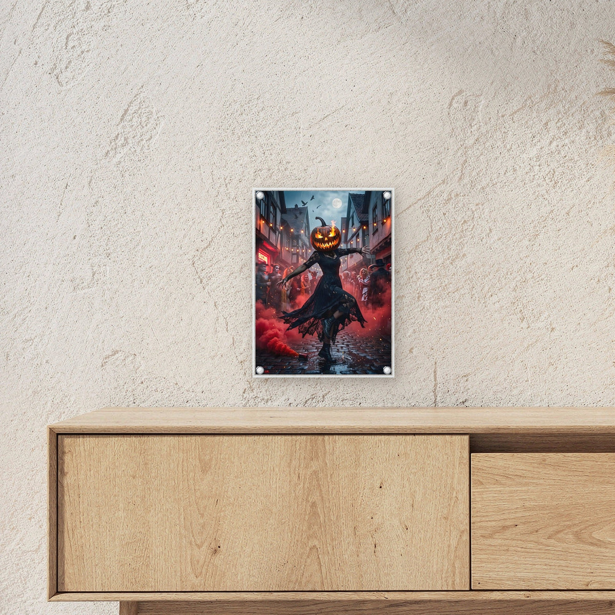 Die Feuertänzerin – Tänzerin mit brennendem Kürbiskopf im Spitzenkleid im roten Rauch der Altstadt, auf Acrylglas mit Edelstahl-Abstandshaltern, über einem Sideboard, zeigt die Größe im Raum