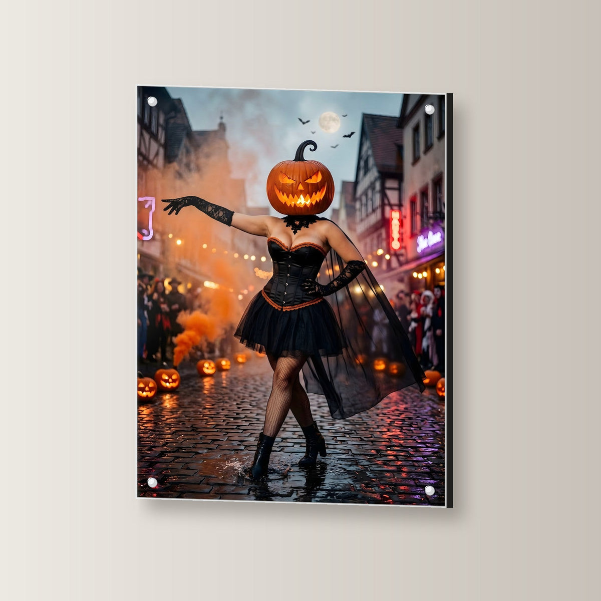 Die Altstadt-Tänzerin – Tänzerin mit Kürbiskopf und Korsett auf dem Pflaster der Fachwerkgasse, auf Acrylglas mit Edelstahl-Abstandshaltern, leicht gedreht an der Wand