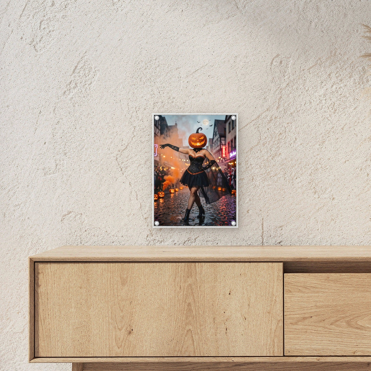 Die Altstadt-Tänzerin – Tänzerin mit Kürbiskopf und Korsett auf dem Pflaster der Fachwerkgasse, auf Acrylglas mit Edelstahl-Abstandshaltern, über einem Sideboard, zeigt die Größe im Raum