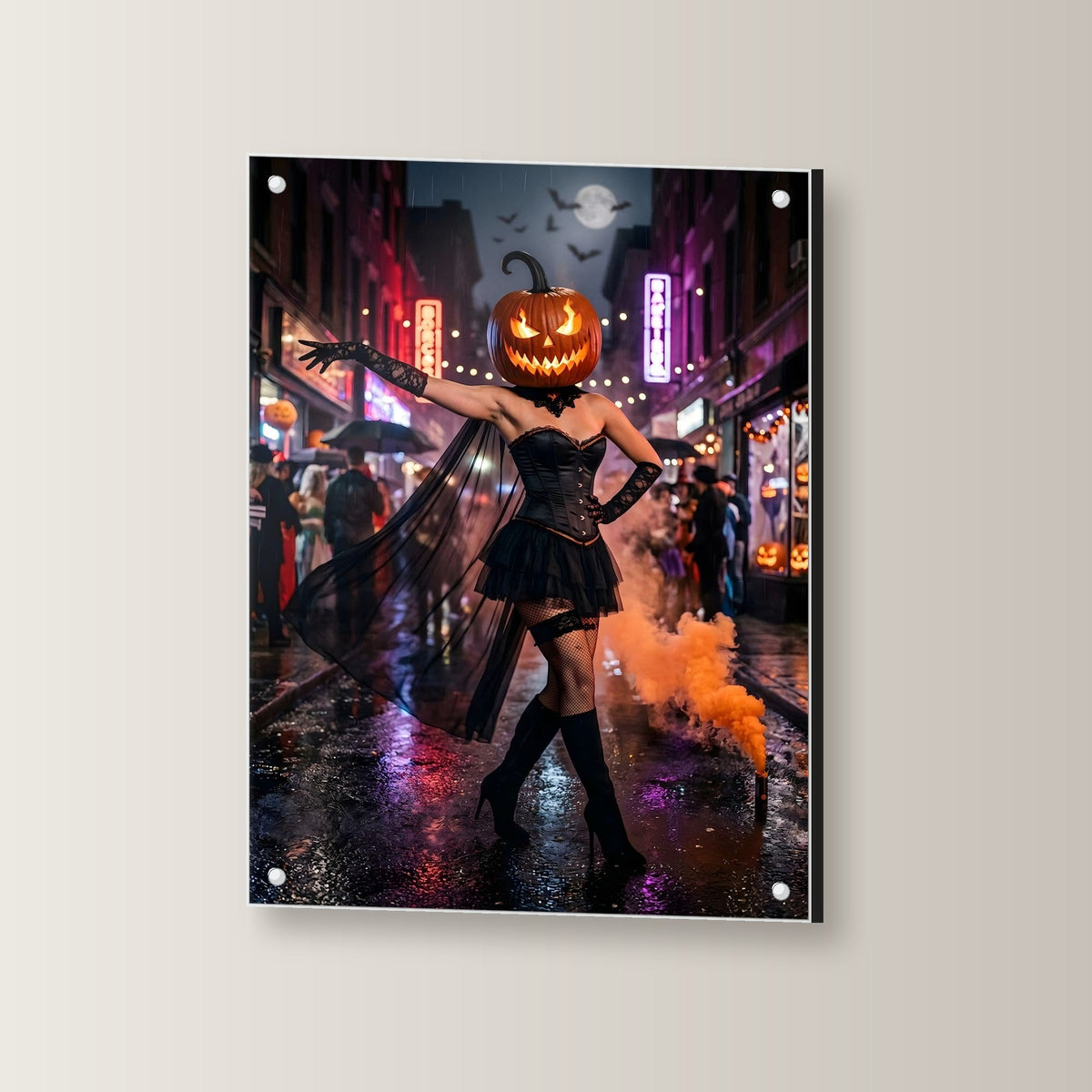 Die Nachtschwärmerin – Tänzerin mit Kürbiskopf und Korsett auf der nassen Straße im orangen Rauch, auf Acrylglas mit Edelstahl-Abstandshaltern, leicht gedreht an der Wand