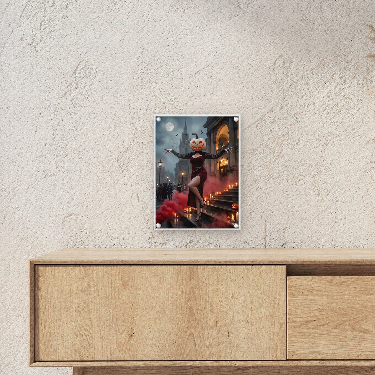 Die Dame in Rot – Frau mit weißem Kürbiskopf im roten Samtkleid tanzt die Kerzentreppe hinab, auf Acrylglas mit Edelstahl-Abstandshaltern, über einem Sideboard, zeigt die Größe im Raum