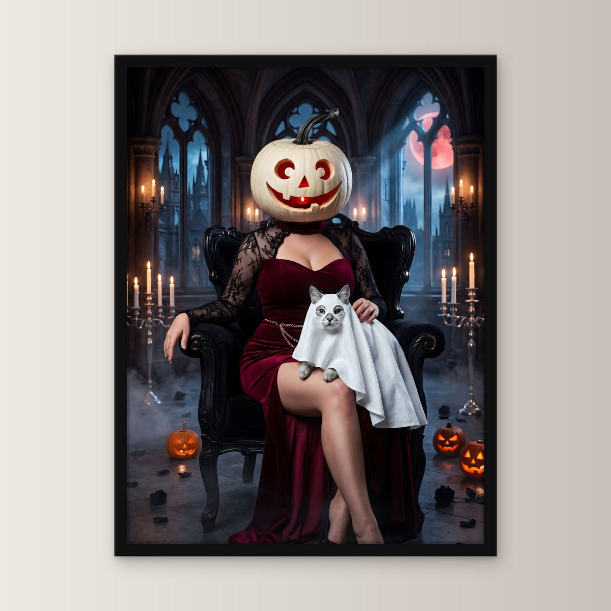 Die Kürbis-Dame – Dame mit Kürbiskopf im roten Samtkleid auf dem Sessel mit Katzengespenst im Arm, im schwarzen Holzrahmen, gerade von vorn an heller Wand