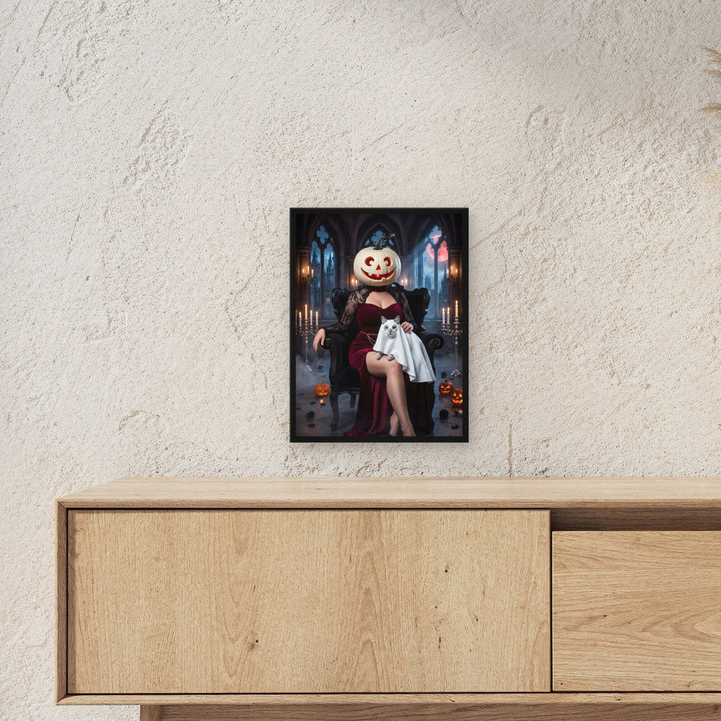Die Kürbis-Dame – Dame mit Kürbiskopf im roten Samtkleid auf dem Sessel mit Katzengespenst im Arm, im schwarzen Holzrahmen, über einem Sideboard, zeigt die Größe im Raum