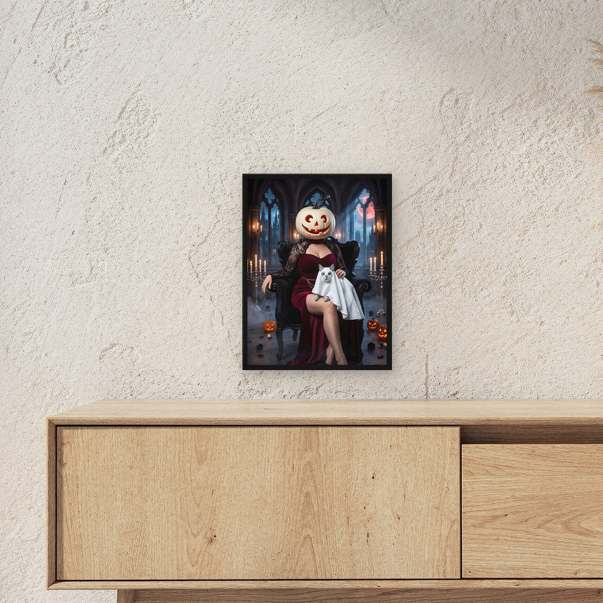 Die Kürbis-Dame – Dame mit Kürbiskopf im roten Samtkleid auf dem Sessel mit Katzengespenst im Arm, im schwarzen Holzrahmen, über einem Sideboard, zeigt die Größe im Raum