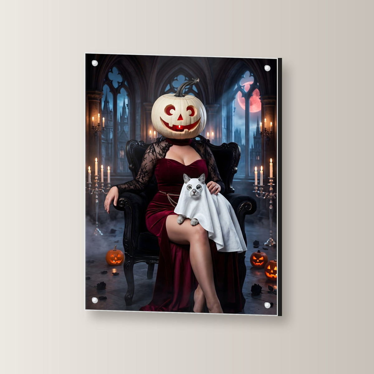 Die Kürbis-Dame – Dame mit Kürbiskopf im roten Samtkleid auf dem Sessel mit Katzengespenst im Arm, auf Acrylglas mit Edelstahl-Abstandshaltern, leicht gedreht an der Wand