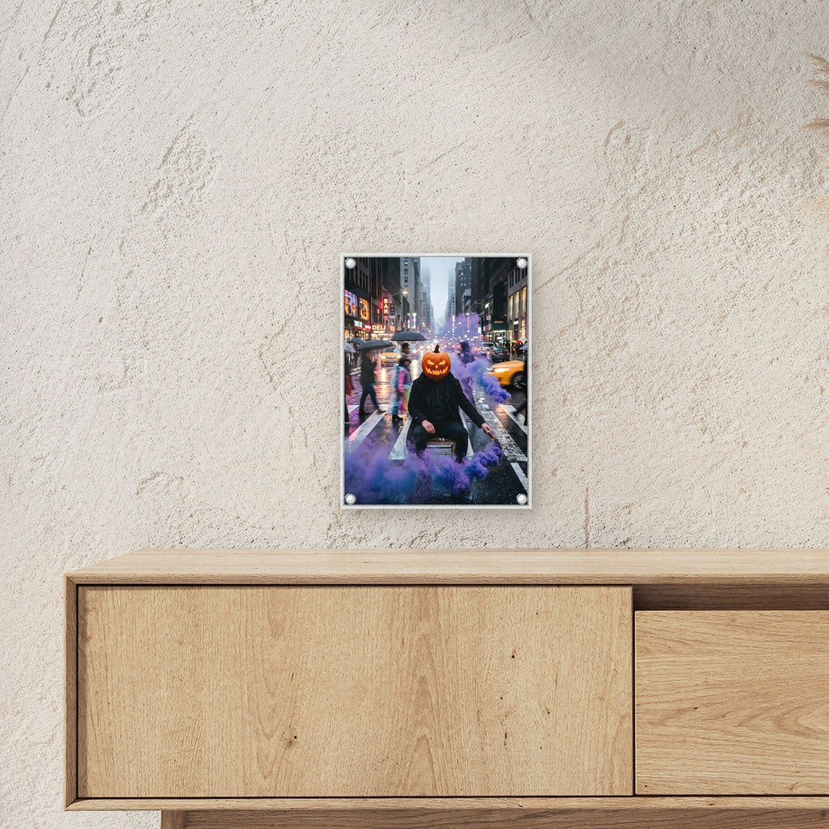 Der Kürbiskopf im Regen – Mann mit Kürbiskopf sitzt auf dem Zebrastreifen im violetten Rauch, auf Acrylglas mit Edelstahl-Abstandshaltern, über einem Sideboard, zeigt die Größe im Raum