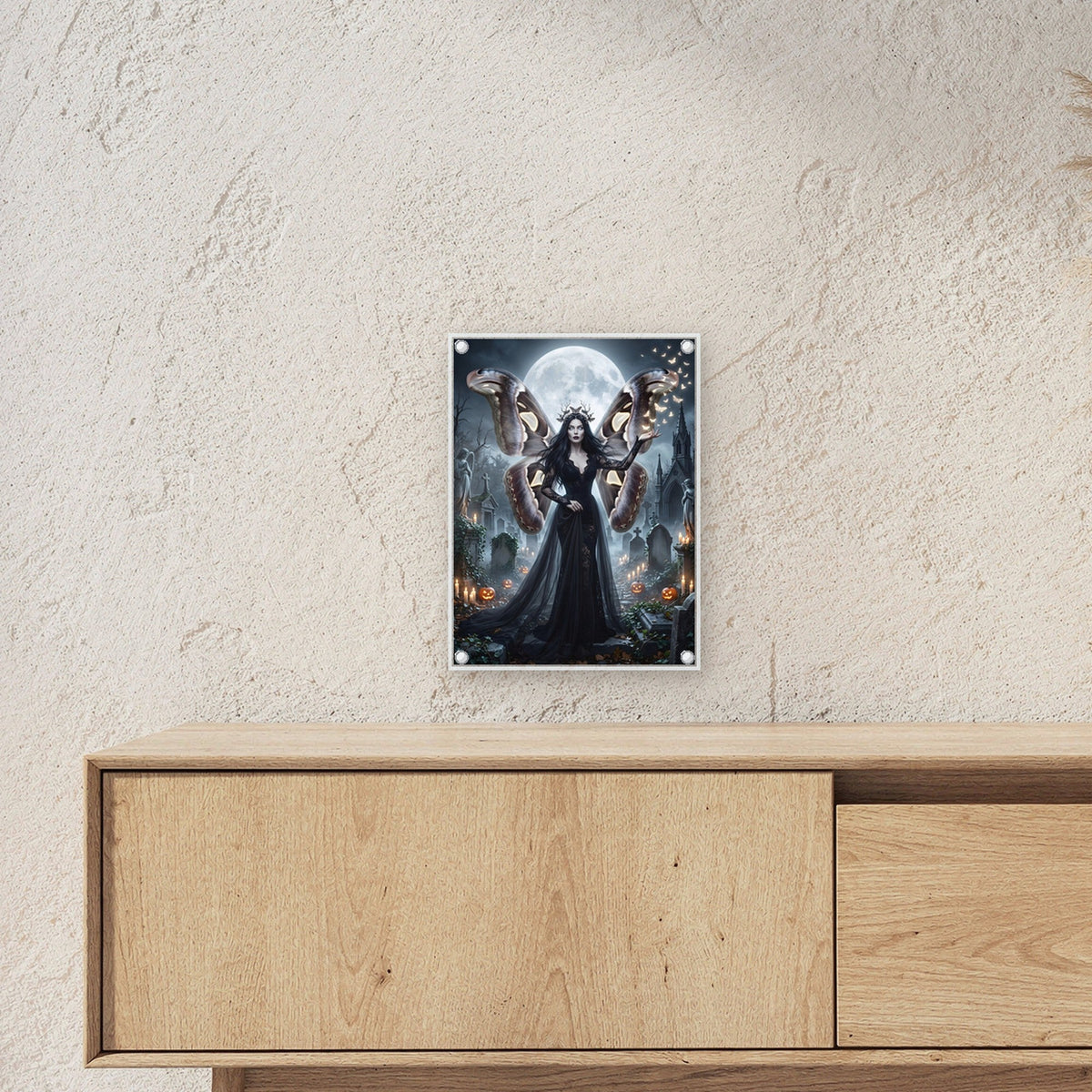 Die Mottenkönigin – Königin mit Mottenflügeln im schwarzen Spitzenkleid auf dem Friedhof im Vollmond, auf Acrylglas mit Edelstahl-Abstandshaltern, über einem Sideboard, zeigt die Größe im Raum