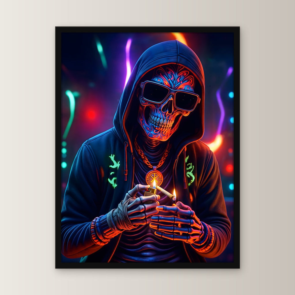 Das Neon-Skelett – Skelett im Kapuzenpulli mit Sonnenbrille im Neonlicht, im schwarzen Holzrahmen, gerade von vorn an heller Wand