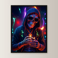 Das Neon-Skelett – Skelett im Kapuzenpulli mit Sonnenbrille im Neonlicht, im schwarzen Holzrahmen, gerade von vorn an heller Wand