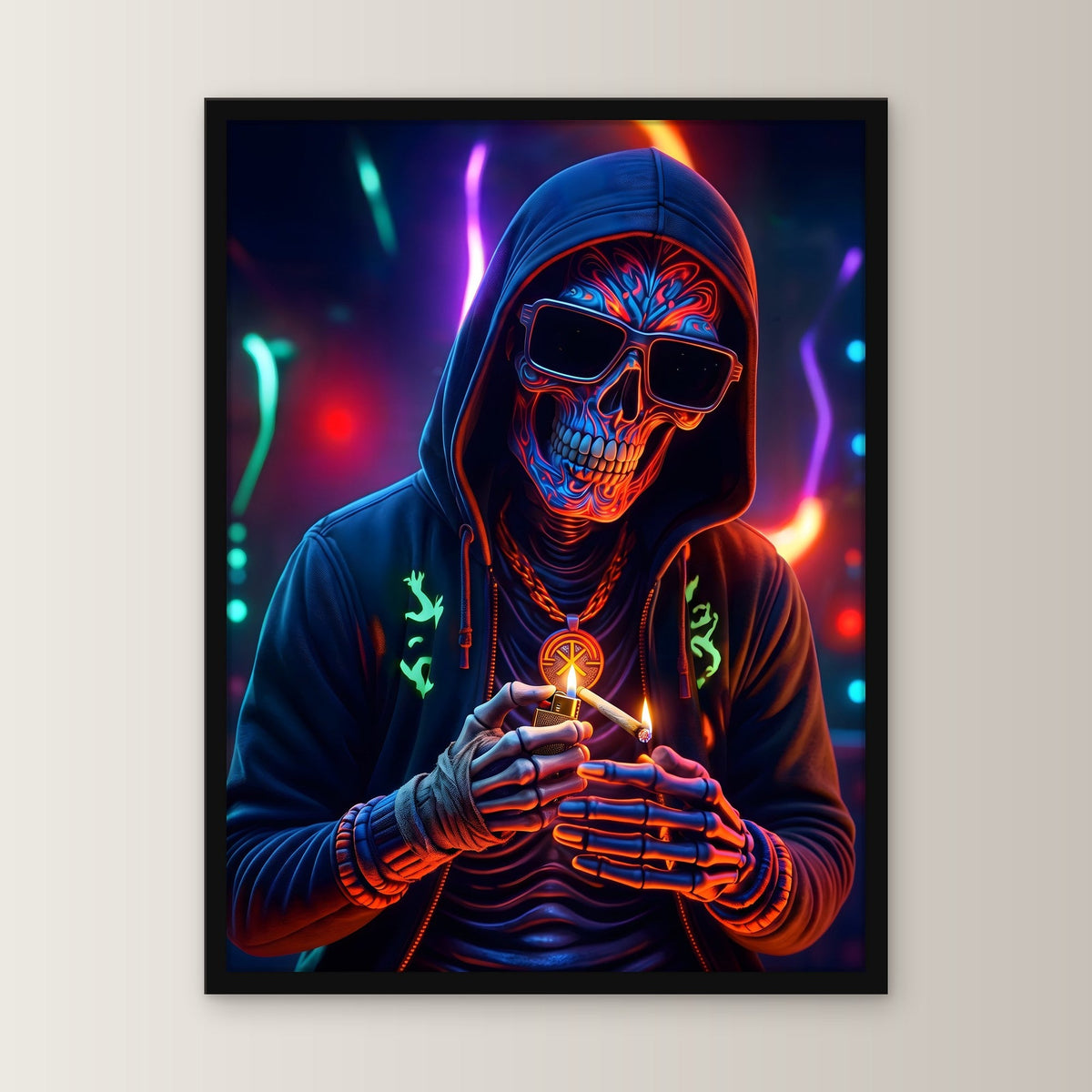 Das Neon-Skelett – Skelett im Kapuzenpulli mit Sonnenbrille im Neonlicht, im schwarzen Holzrahmen, gerade von vorn an heller Wand