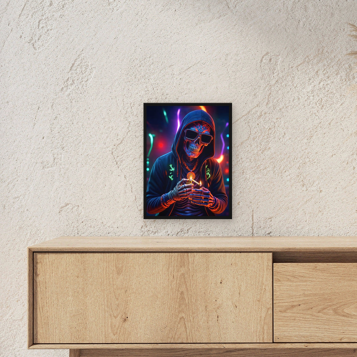 Das Neon-Skelett – Skelett im Kapuzenpulli mit Sonnenbrille im Neonlicht, im schwarzen Holzrahmen, über einem Sideboard, zeigt die Größe im Raum