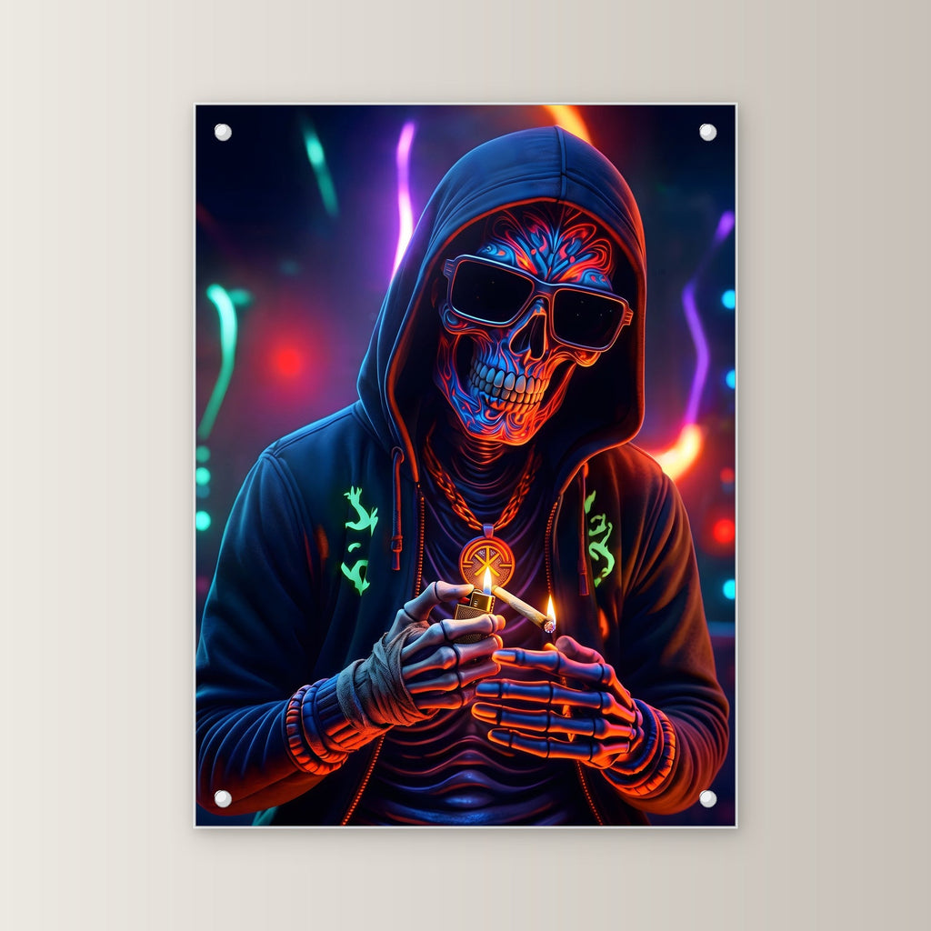 Das Neon-Skelett – Skelett im Kapuzenpulli mit Sonnenbrille im Neonlicht, auf Acrylglas mit Edelstahl-Abstandshaltern, gerade von vorn an heller Wand