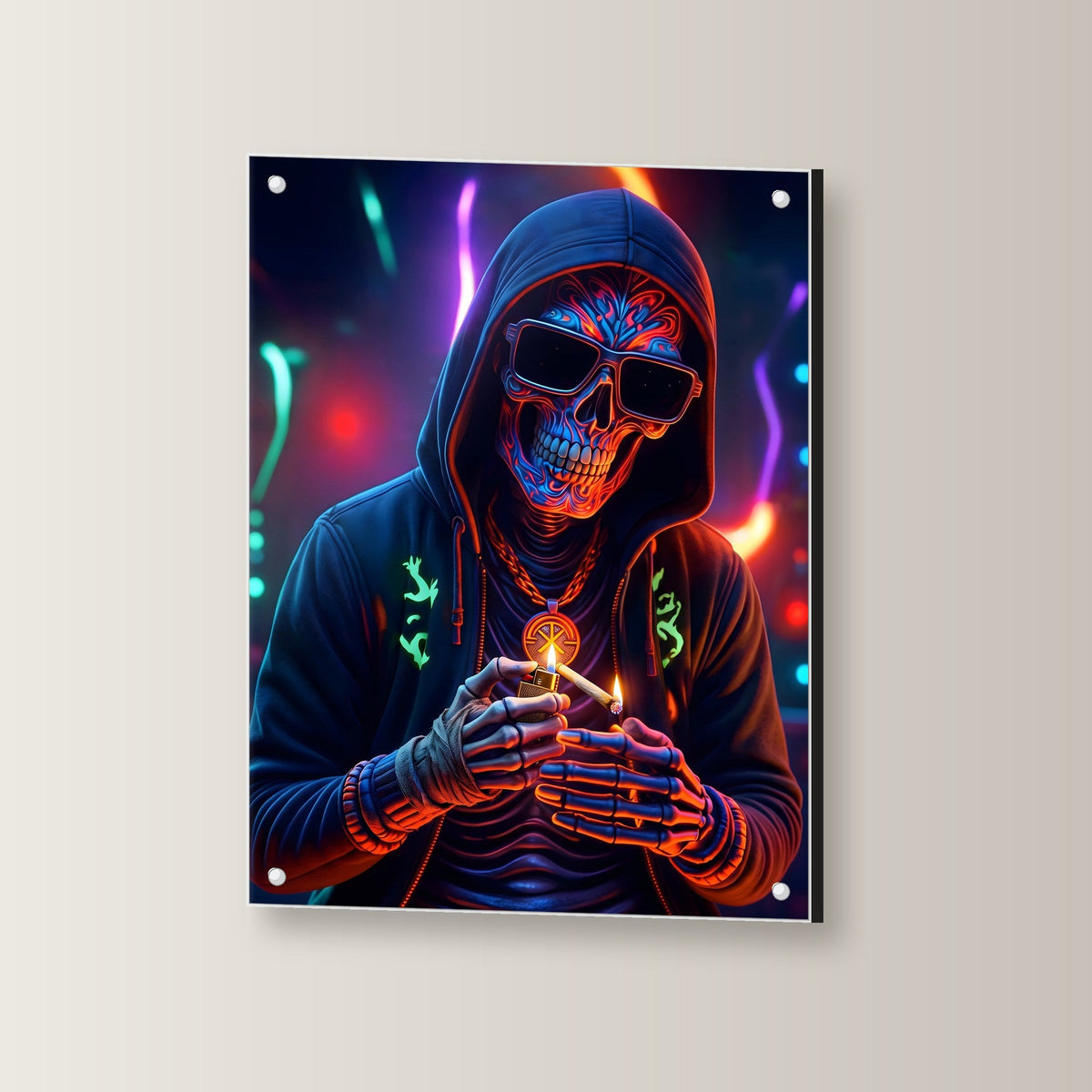 Das Neon-Skelett – Skelett im Kapuzenpulli mit Sonnenbrille im Neonlicht, auf Acrylglas mit Edelstahl-Abstandshaltern, leicht gedreht an der Wand