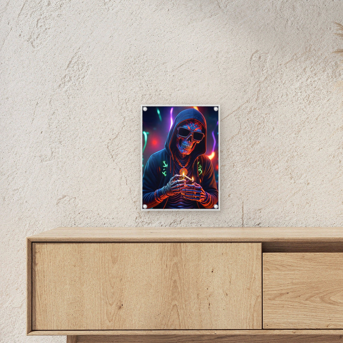 Das Neon-Skelett – Skelett im Kapuzenpulli mit Sonnenbrille im Neonlicht, auf Acrylglas mit Edelstahl-Abstandshaltern, über einem Sideboard, zeigt die Größe im Raum