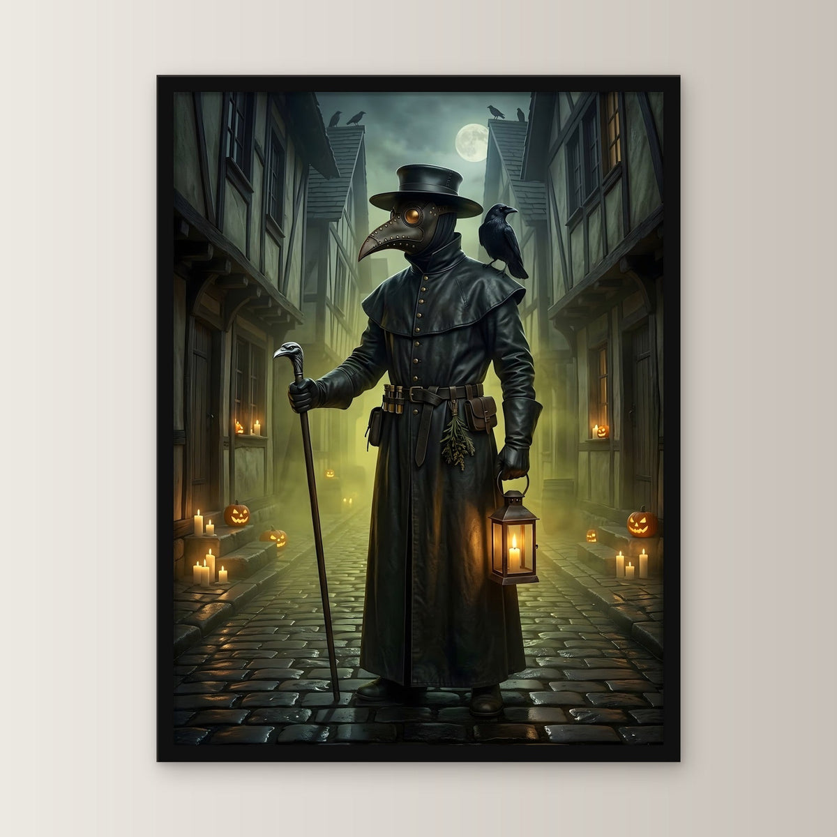 Der Pestdoktor – Pestdoktor mit Schnabelmaske, Laterne und Rabe in der nebligen Gasse, im schwarzen Holzrahmen, gerade von vorn an heller Wand