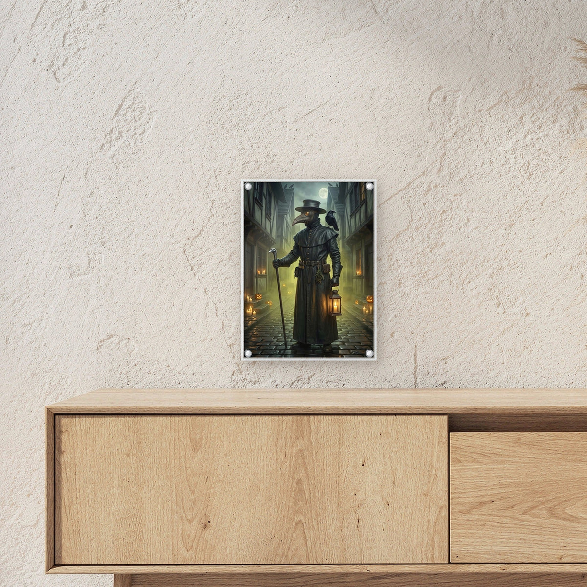 Der Pestdoktor – Pestdoktor mit Schnabelmaske, Laterne und Rabe in der nebligen Gasse, auf Acrylglas mit Edelstahl-Abstandshaltern, über einem Sideboard, zeigt die Größe im Raum