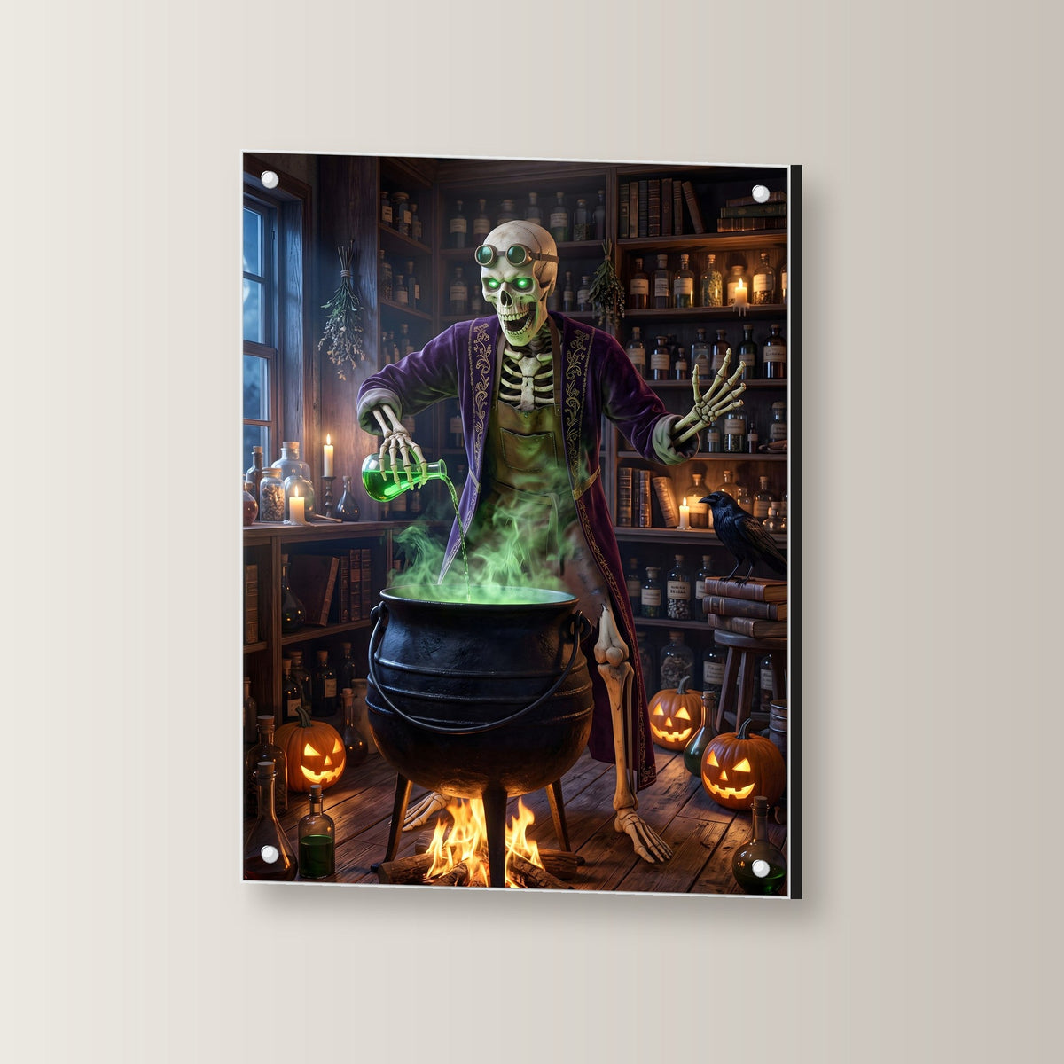 Der Alchemist – Skelett braut grünen Trank am Kessel in der Hexenküche, auf Acrylglas mit Edelstahl-Abstandshaltern, leicht gedreht an der Wand