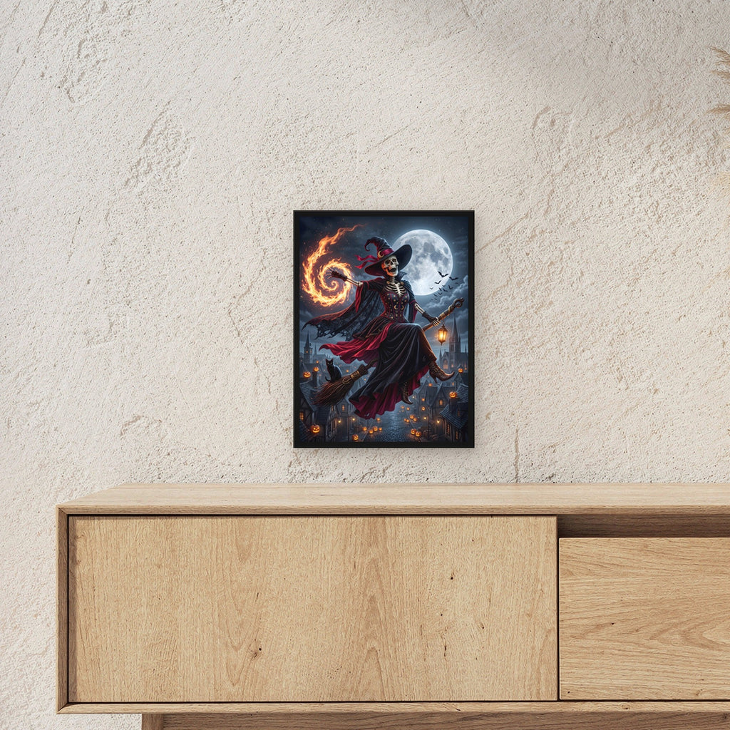 Die Besenkönigin – Skelett-Hexe fliegt auf dem Besen mit Feuerspirale über die Stadt, im schwarzen Holzrahmen, über einem Sideboard, zeigt die Größe im Raum