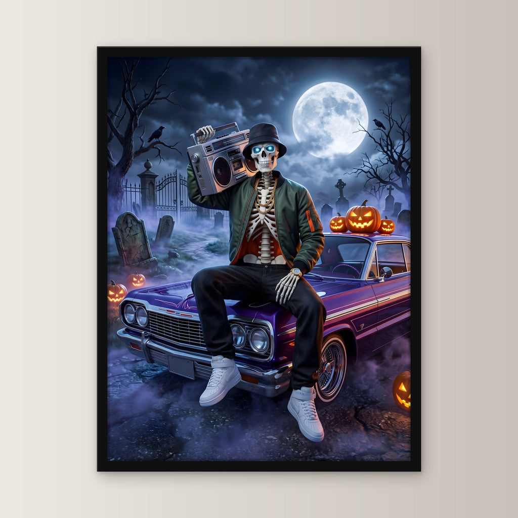 Der Lowrider – Skelett mit Ghettoblaster sitzt auf dem violetten Oldtimer vor dem Friedhof, im schwarzen Holzrahmen, gerade von vorn an heller Wand