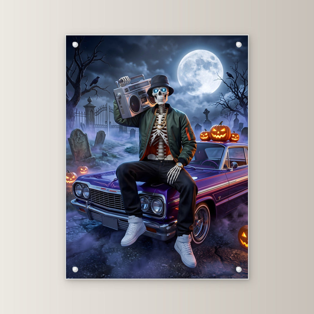 Der Lowrider – Skelett mit Ghettoblaster sitzt auf dem violetten Oldtimer vor dem Friedhof, auf Acrylglas mit Edelstahl-Abstandshaltern, gerade von vorn an heller Wand