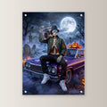 Der Lowrider – Skelett mit Ghettoblaster sitzt auf dem violetten Oldtimer vor dem Friedhof, auf Acrylglas mit Edelstahl-Abstandshaltern, gerade von vorn an heller Wand