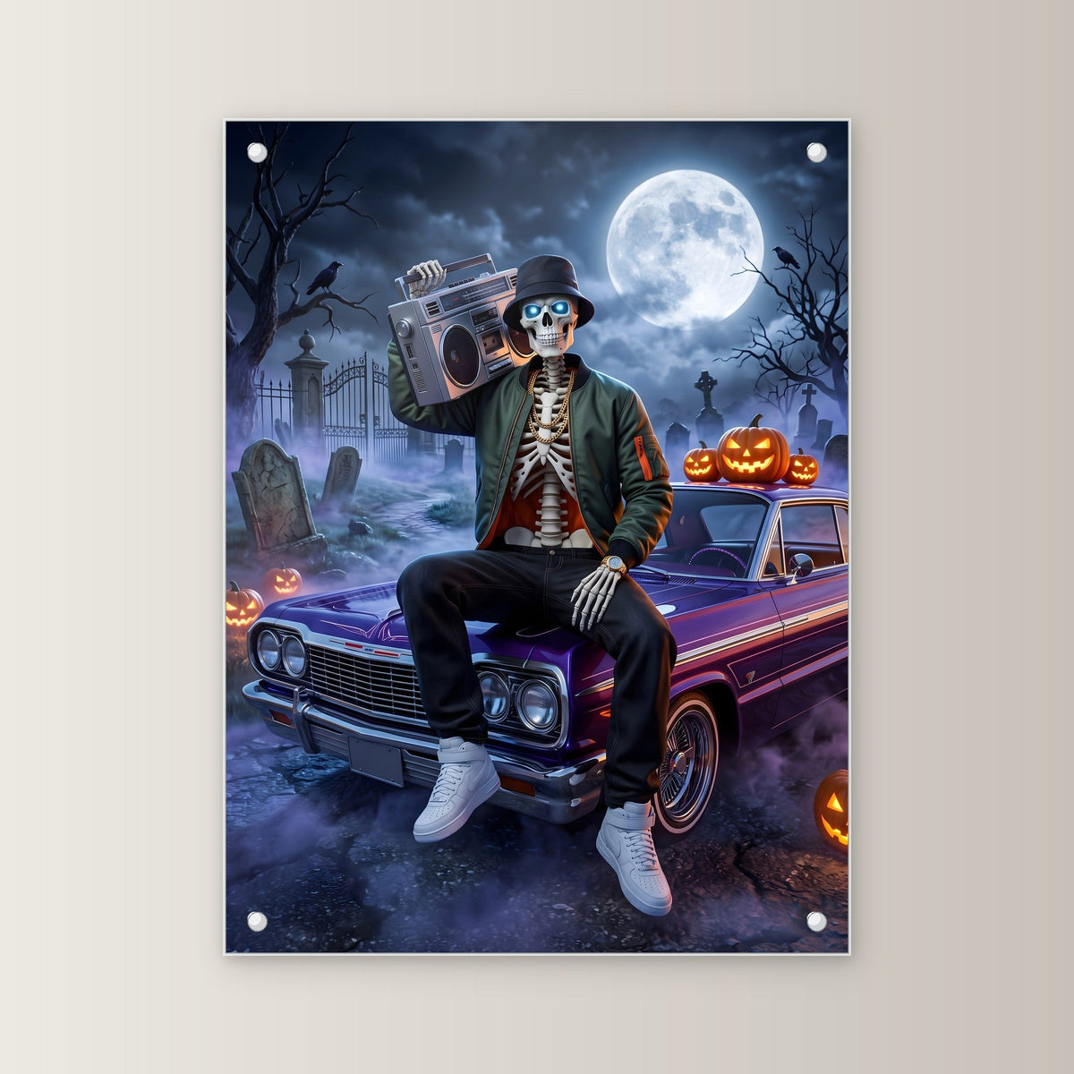 Der Lowrider – Skelett mit Ghettoblaster sitzt auf dem violetten Oldtimer vor dem Friedhof, auf Acrylglas mit Edelstahl-Abstandshaltern, gerade von vorn an heller Wand