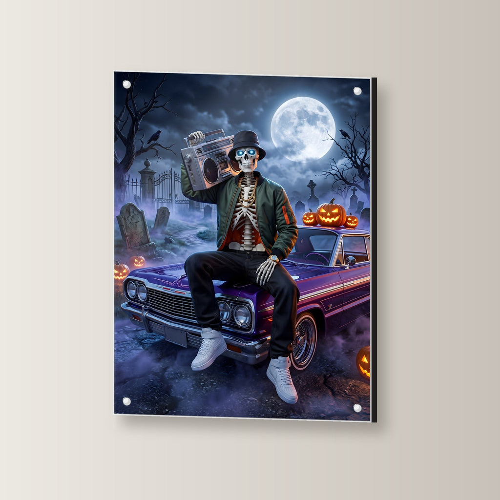 Der Lowrider – Skelett mit Ghettoblaster sitzt auf dem violetten Oldtimer vor dem Friedhof, auf Acrylglas mit Edelstahl-Abstandshaltern, leicht gedreht an der Wand