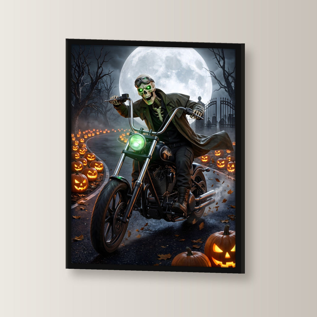 Der Knochenbiker – Skelett mit Fliegerbrille rast auf dem Motorrad durch die Kürbisallee, im schwarzen Holzrahmen, leicht gedreht an der Wand