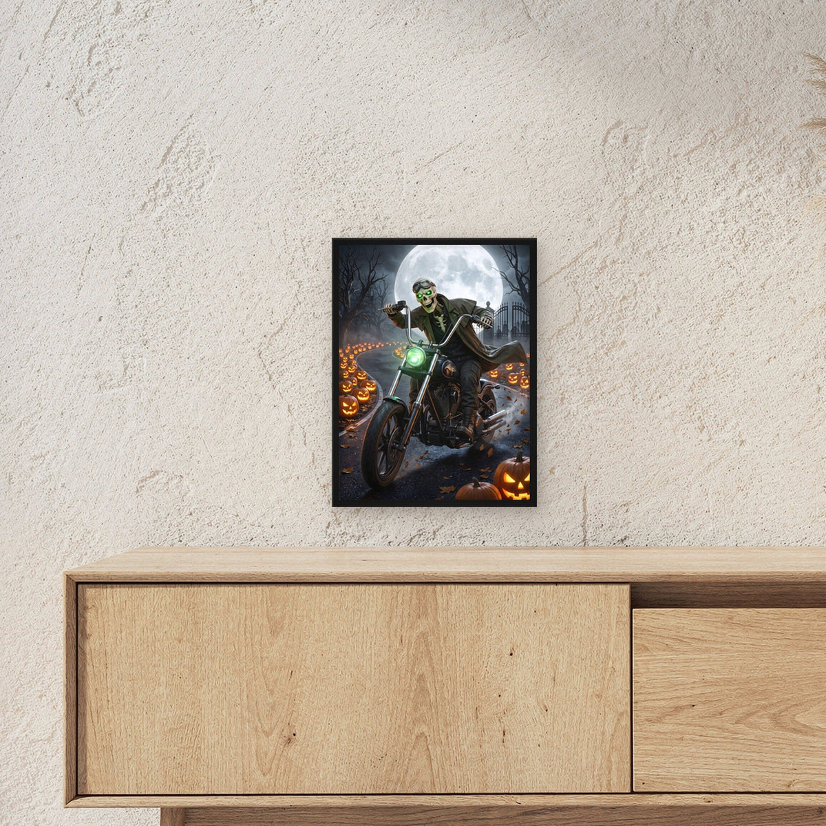 Der Knochenbiker – Skelett mit Fliegerbrille rast auf dem Motorrad durch die Kürbisallee, im schwarzen Holzrahmen, über einem Sideboard, zeigt die Größe im Raum
