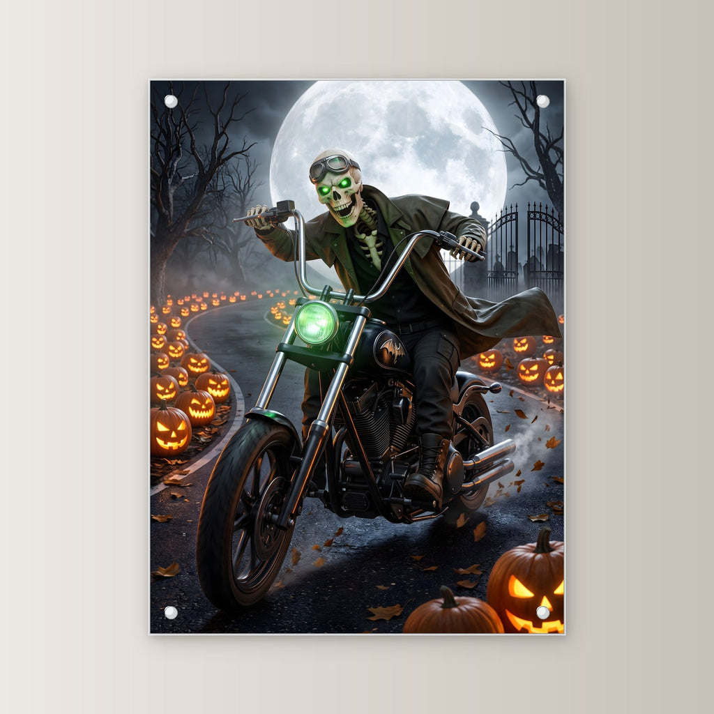 Der Knochenbiker – Skelett mit Fliegerbrille rast auf dem Motorrad durch die Kürbisallee, auf Acrylglas mit Edelstahl-Abstandshaltern, gerade von vorn an heller Wand