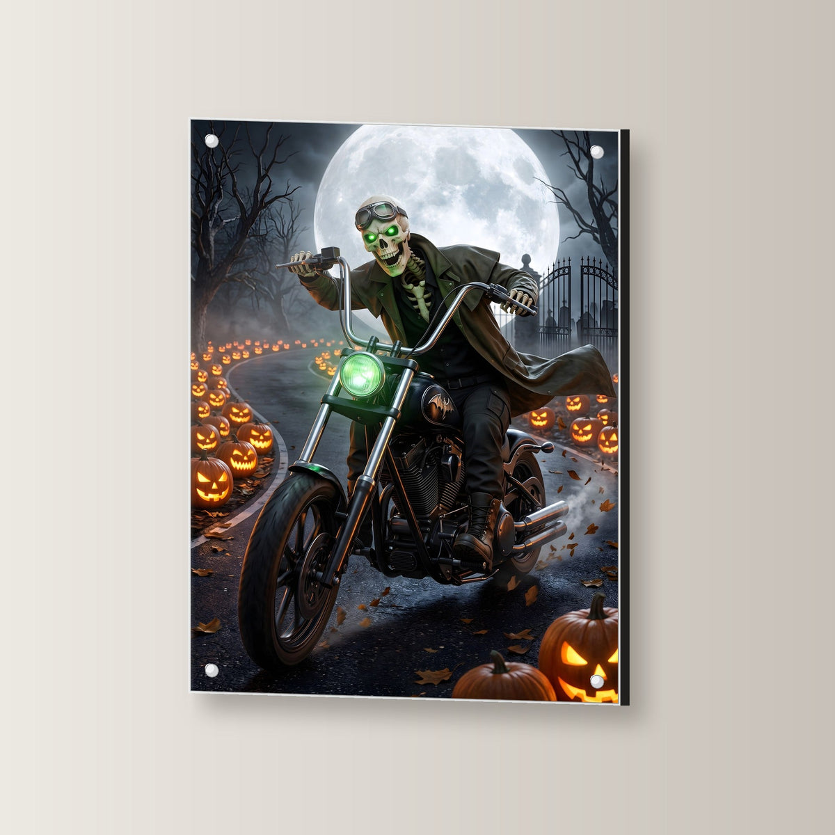 Der Knochenbiker – Skelett mit Fliegerbrille rast auf dem Motorrad durch die Kürbisallee, auf Acrylglas mit Edelstahl-Abstandshaltern, leicht gedreht an der Wand
