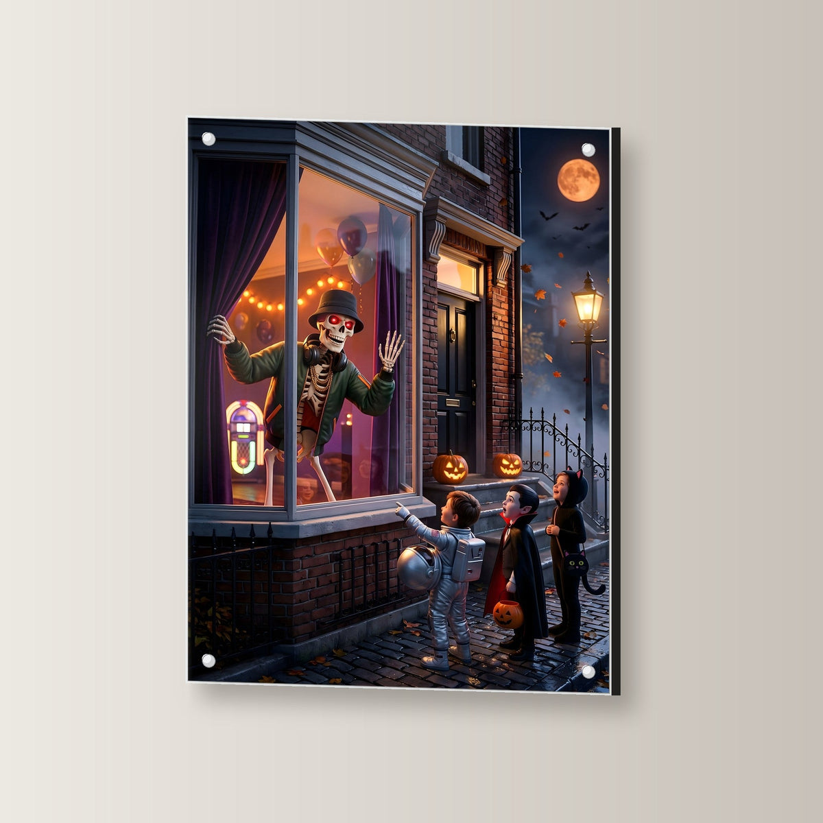 Süßes oder Saures – Skelett erschreckt die Kinder im Kostüm aus dem Fenster am Backsteinhaus, auf Acrylglas mit Edelstahl-Abstandshaltern, leicht gedreht an der Wand