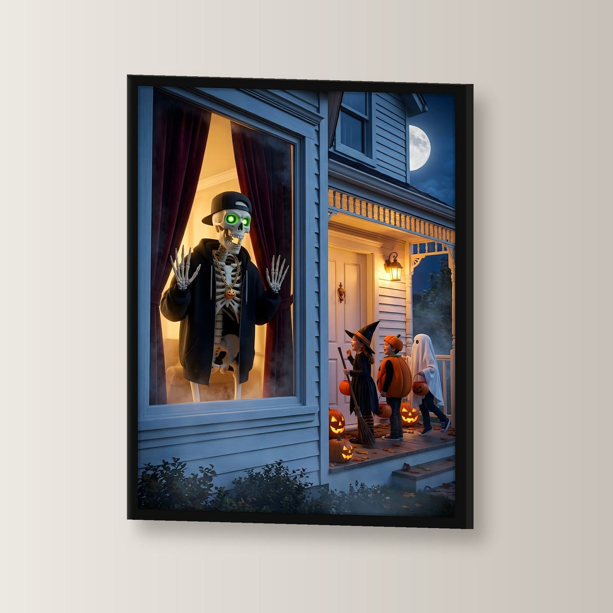 Der Fenstergast – Skelett mit Basecap winkt aus dem Fenster den Kindern im Kostüm auf der Veranda, im schwarzen Holzrahmen, leicht gedreht an der Wand