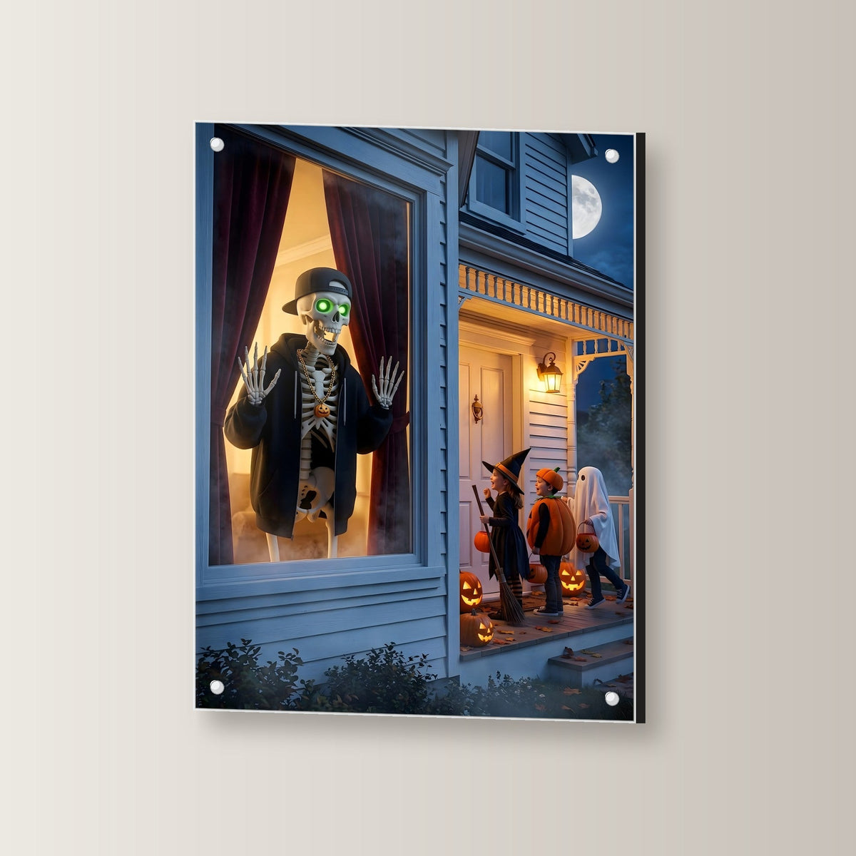 Der Fenstergast – Skelett mit Basecap winkt aus dem Fenster den Kindern im Kostüm auf der Veranda, auf Acrylglas mit Edelstahl-Abstandshaltern, leicht gedreht an der Wand