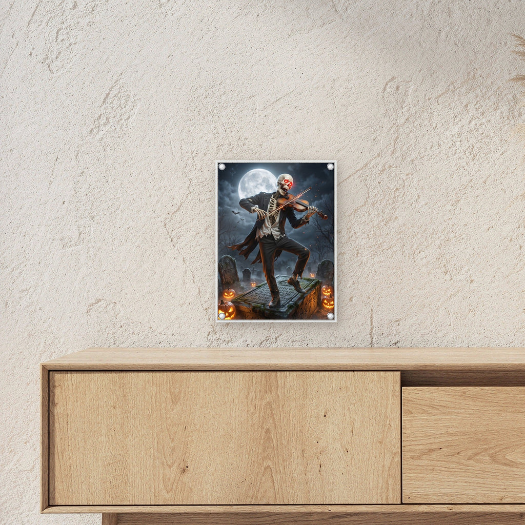 Der Geiger vom Friedhof – Skelett spielt Geige auf dem Grabstein im Vollmond, auf Acrylglas mit Edelstahl-Abstandshaltern, über einem Sideboard, zeigt die Größe im Raum