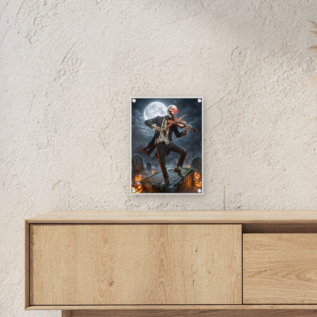 Der Geiger vom Friedhof – Skelett spielt Geige auf dem Grabstein im Vollmond, auf Acrylglas mit Edelstahl-Abstandshaltern, über einem Sideboard, zeigt die Größe im Raum
