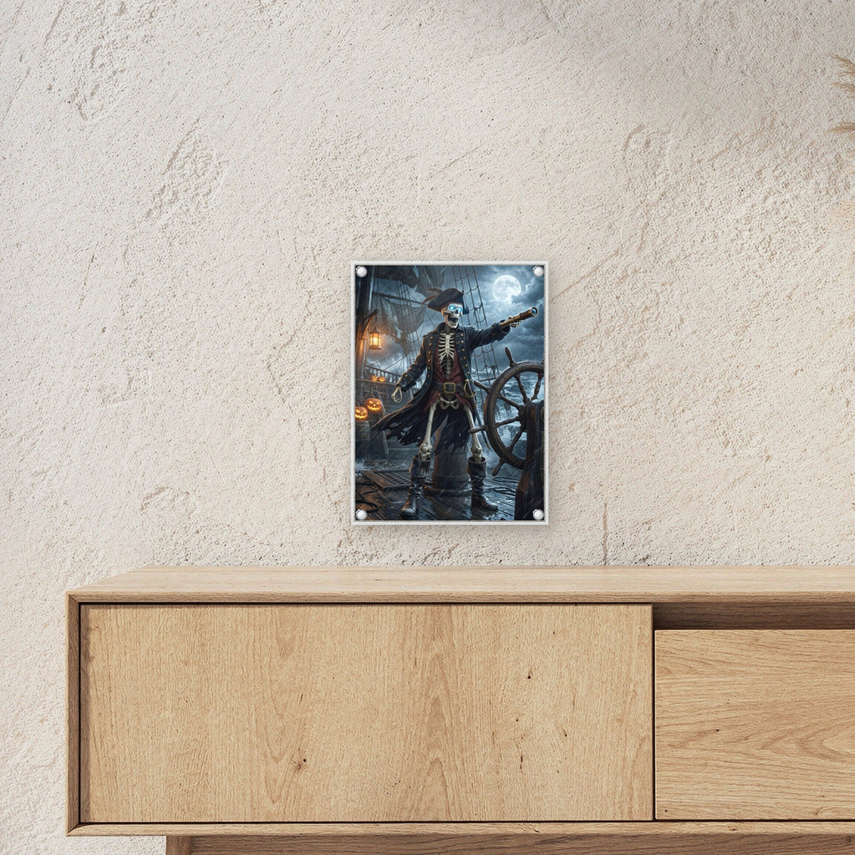 Der Knochenkapitän – Skelett-Kapitän mit Fernrohr am Steuerrad seines Schiffs im Sturm, auf Acrylglas mit Edelstahl-Abstandshaltern, über einem Sideboard, zeigt die Größe im Raum