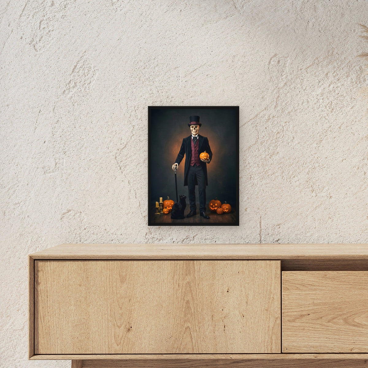 Der Gentleman – Skelett im Anzug mit Zylinder, Kürbis und schwarzer Katze, im schwarzen Holzrahmen, über einem Sideboard, zeigt die Größe im Raum