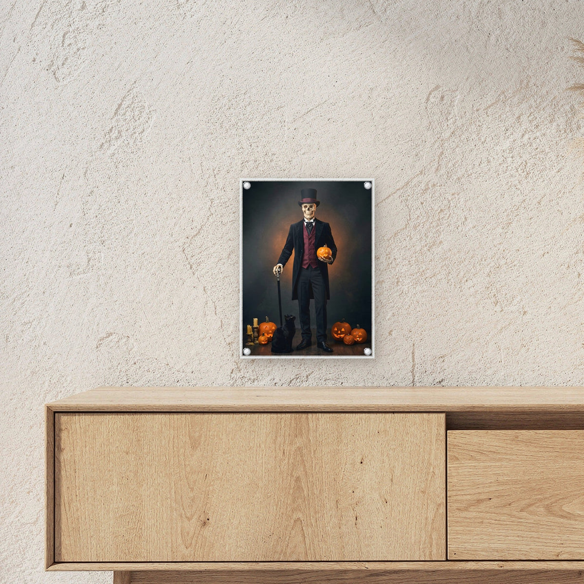 Der Gentleman – Skelett im Anzug mit Zylinder, Kürbis und schwarzer Katze, auf Acrylglas mit Edelstahl-Abstandshaltern, über einem Sideboard, zeigt die Größe im Raum