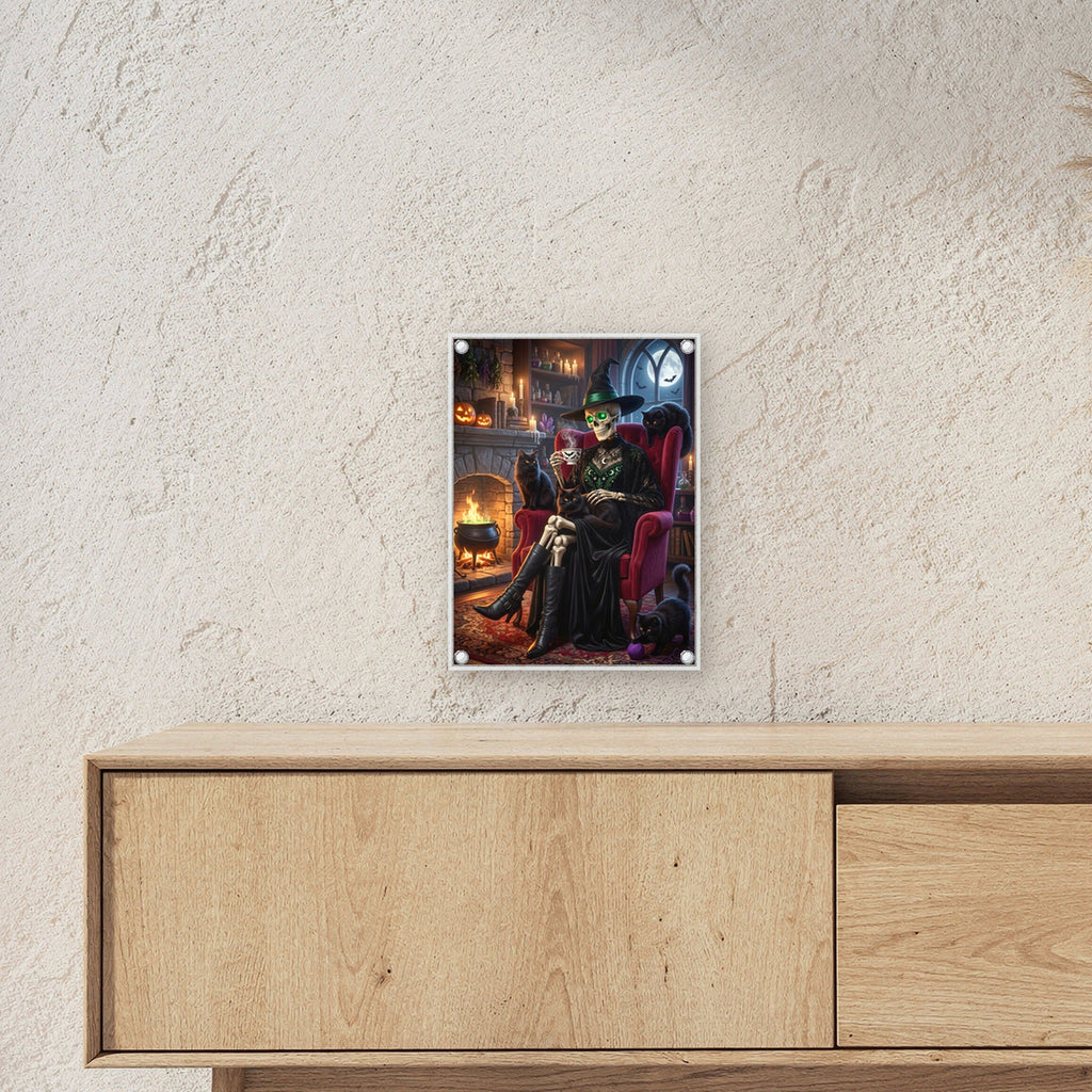 Die Katzenhexe – Skelett-Hexe mit Teetasse im Sessel zwischen schwarzen Katzen, auf Acrylglas mit Edelstahl-Abstandshaltern, über einem Sideboard, zeigt die Größe im Raum