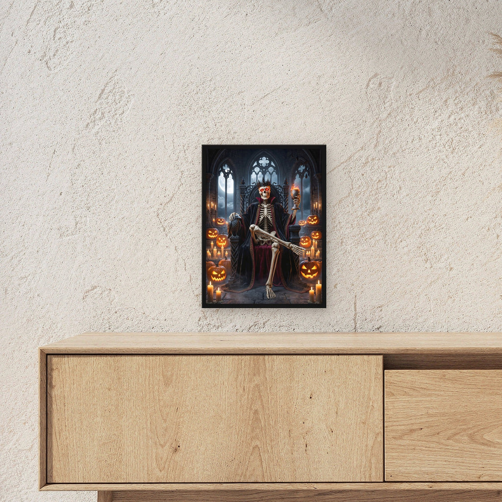 Der Kürbiskönig – Skelett-König mit Krone und Kelch auf dem Thron zwischen Kürbissen, im schwarzen Holzrahmen, über einem Sideboard, zeigt die Größe im Raum