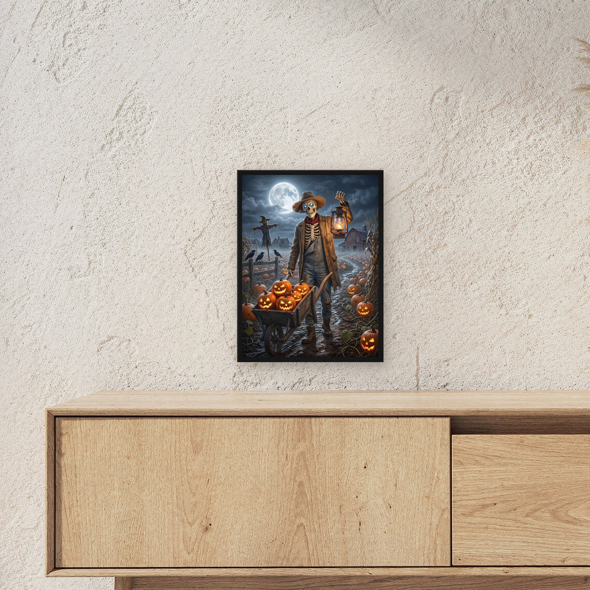 Der Kürbisbauer – Skelett-Bauer mit Laterne und Schubkarre voller Kürbislaternen, im schwarzen Holzrahmen, über einem Sideboard, zeigt die Größe im Raum