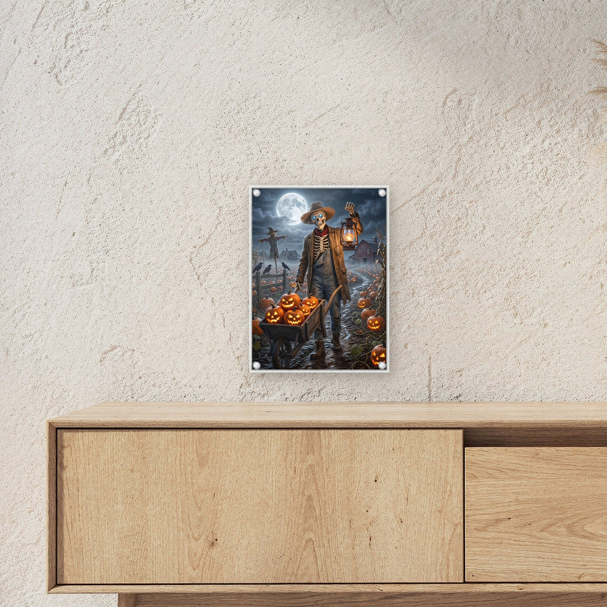 Der Kürbisbauer – Skelett-Bauer mit Laterne und Schubkarre voller Kürbislaternen, auf Acrylglas mit Edelstahl-Abstandshaltern, über einem Sideboard, zeigt die Größe im Raum