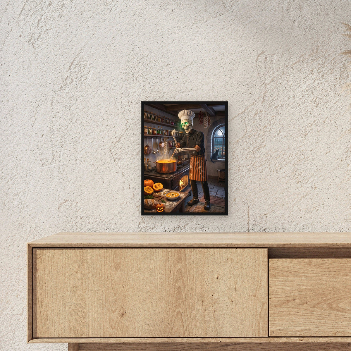 Der Suppenkoch – Skelett mit Kochmütze rührt Kürbissuppe in der alten Küche, im schwarzen Holzrahmen, über einem Sideboard, zeigt die Größe im Raum
