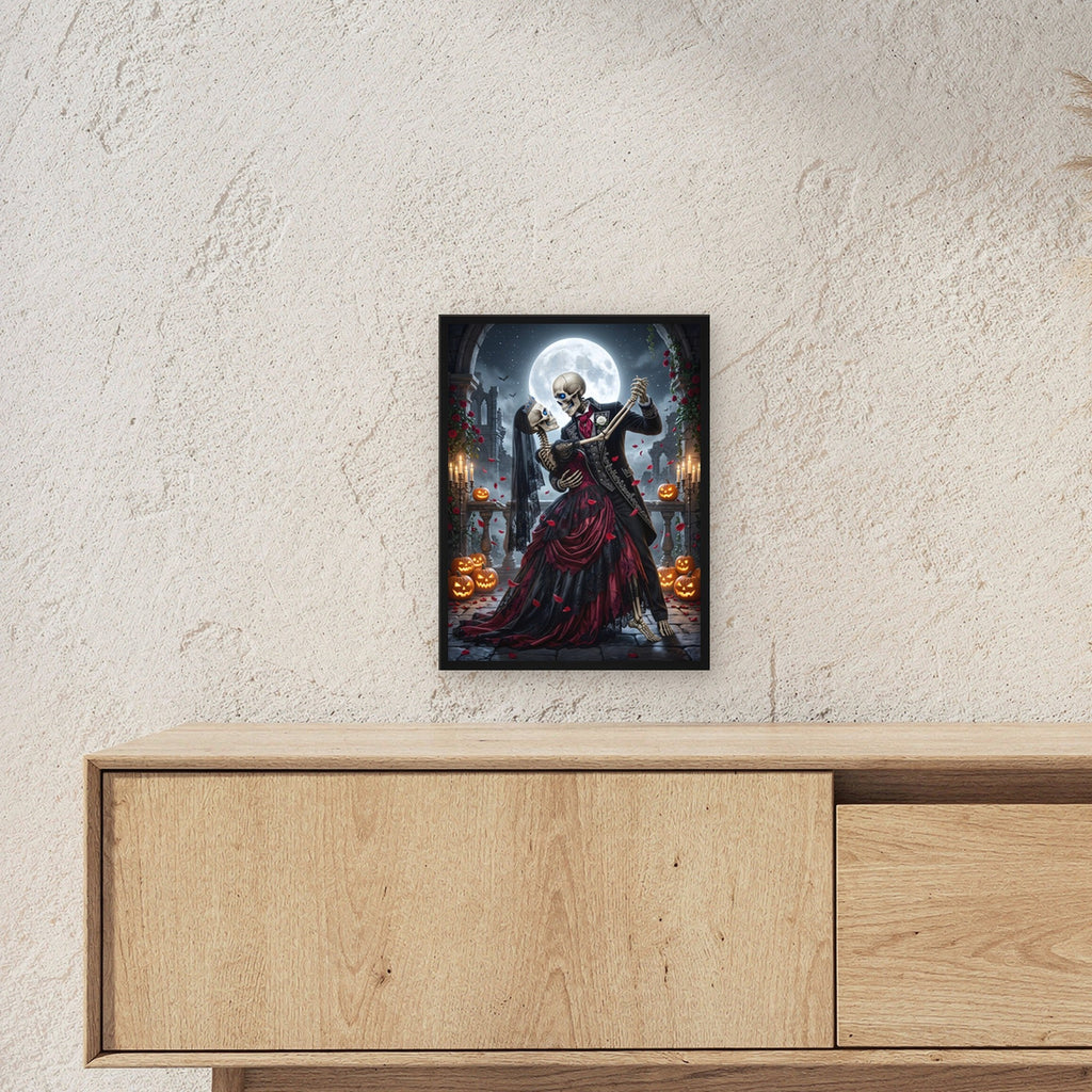 Der Totenwalzer – Skelett-Paar tanzt Walzer im Mondschein zwischen Kerzen und Kürbissen, im schwarzen Holzrahmen, über einem Sideboard, zeigt die Größe im Raum