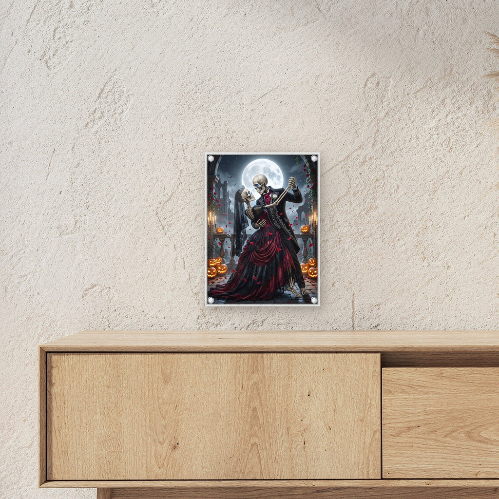 Der Totenwalzer – Skelett-Paar tanzt Walzer im Mondschein zwischen Kerzen und Kürbissen, auf Acrylglas mit Edelstahl-Abstandshaltern, über einem Sideboard, zeigt die Größe im Raum