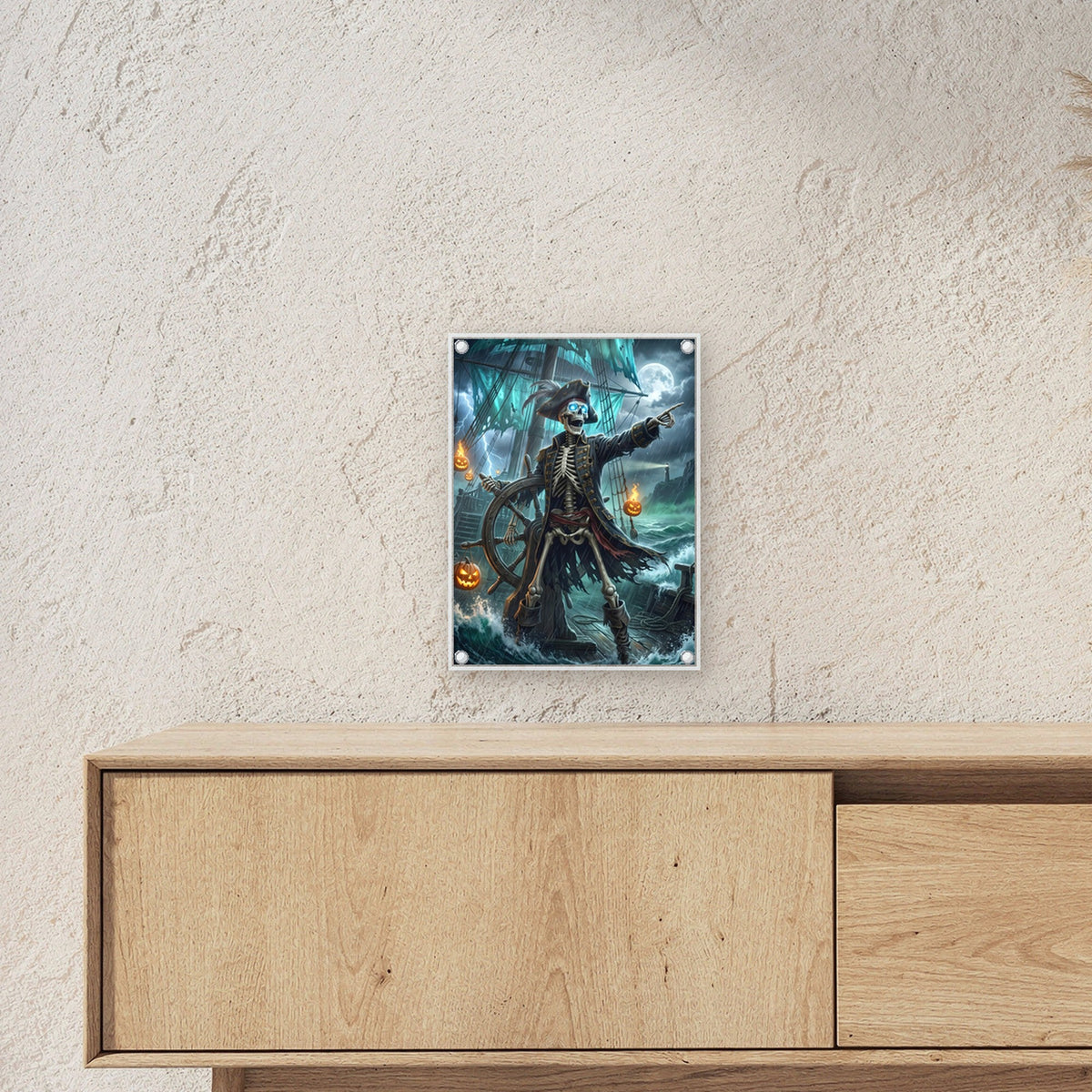 Der Geisterpirat – Skelett-Pirat mit leuchtenden Augen am Steuerrad seines Schiffs im Gewittersturm, auf Acrylglas mit Edelstahl-Abstandshaltern, über einem Sideboard, zeigt die Größe im Raum