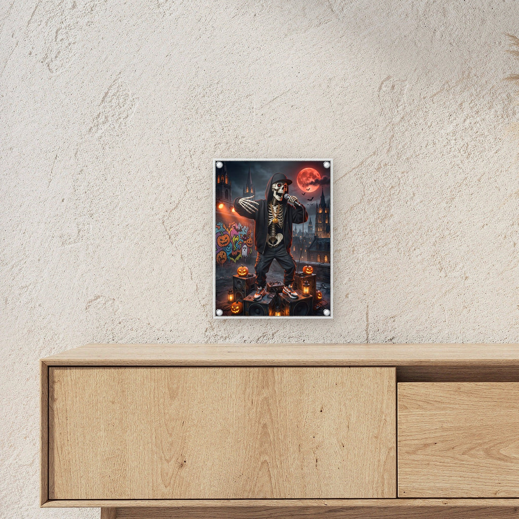 Der Knochen-Rapper – Skelett mit Kapuze und Goldkette rappt auf Lautsprecherboxen vor dem Blutmond, auf Acrylglas mit Edelstahl-Abstandshaltern, über einem Sideboard, zeigt die Größe im Raum